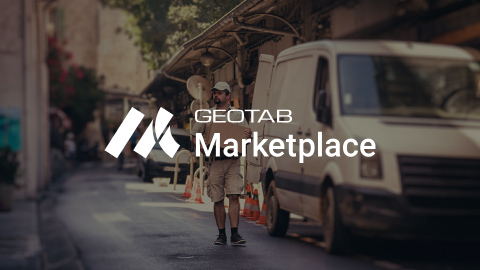 Immagine di sfondo con un corriere vicino al suo furgone che cammina per consegnare un pacco e in rilievo il logo Geotab Marketplace