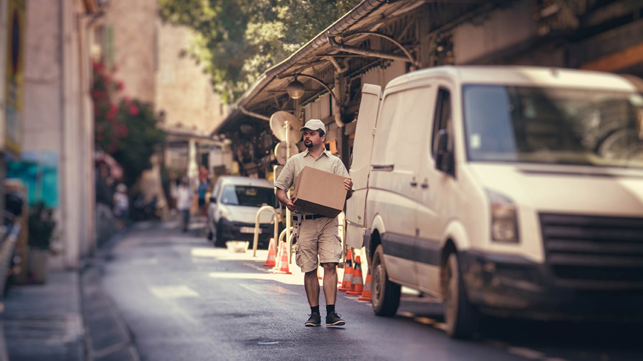 Weißer Transporter am Straßenrand