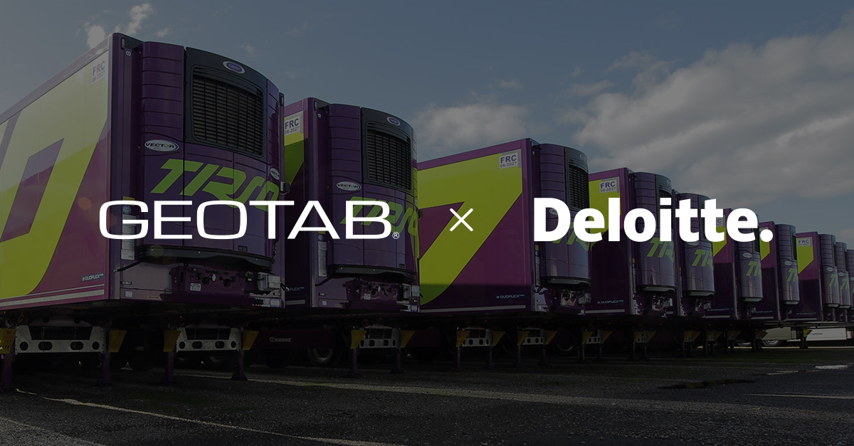 Foto di camion con logo Tirso parcheggiati in fila con logo Geotab e Deloitte