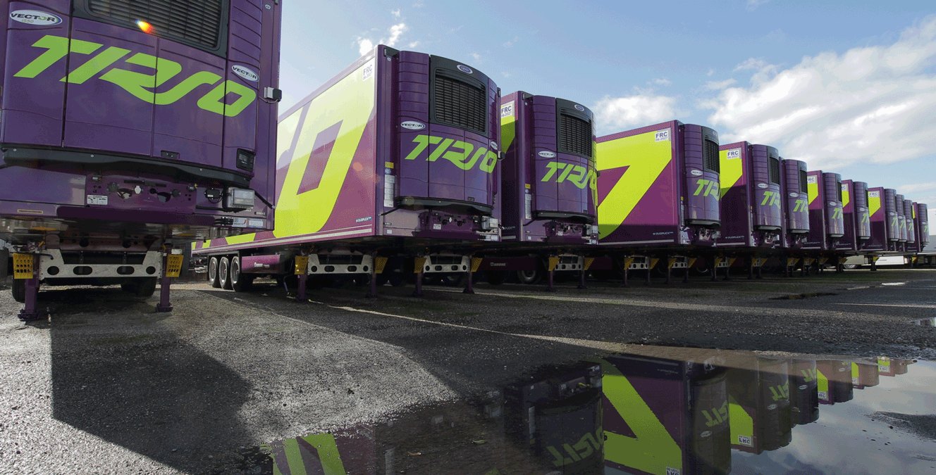 Foto di camion con logo Tirso parcheggiati in fila