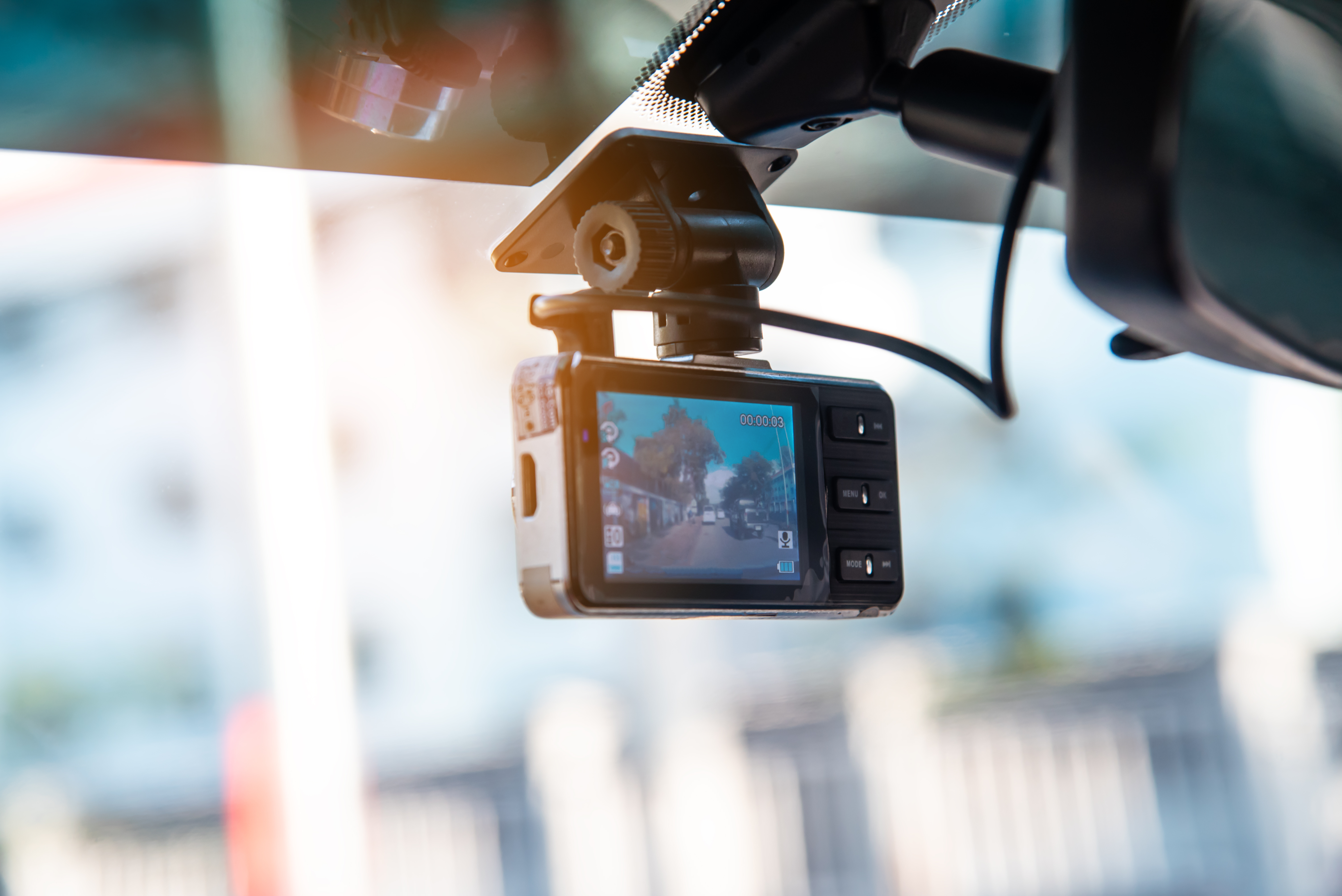 Fotografia di una dash cam dentro ad un abitacolo