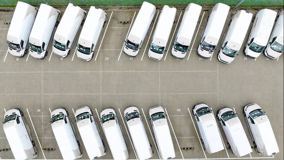 vista dall'alto di furgoni bianchi in un parcheggio