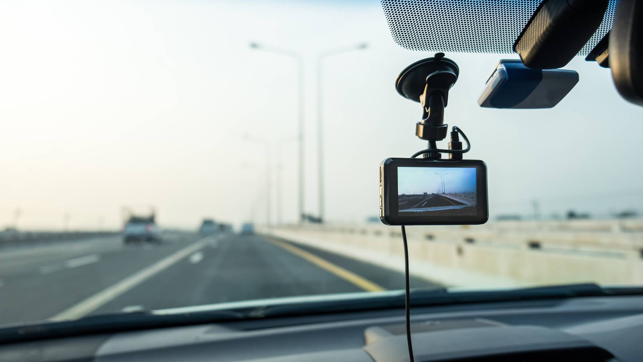 dash cam appesa al vetro anteriore di un veicolo pesante