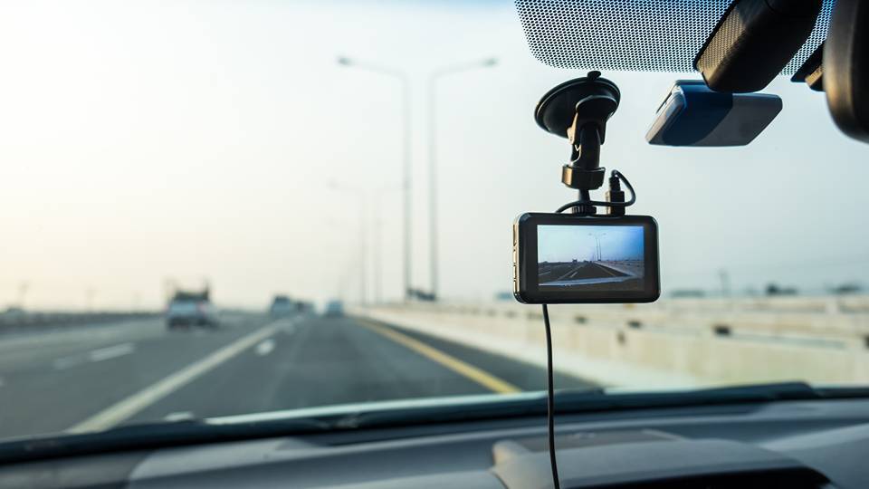 dash cam appesa al vetro anteriore di un veicolo pesante