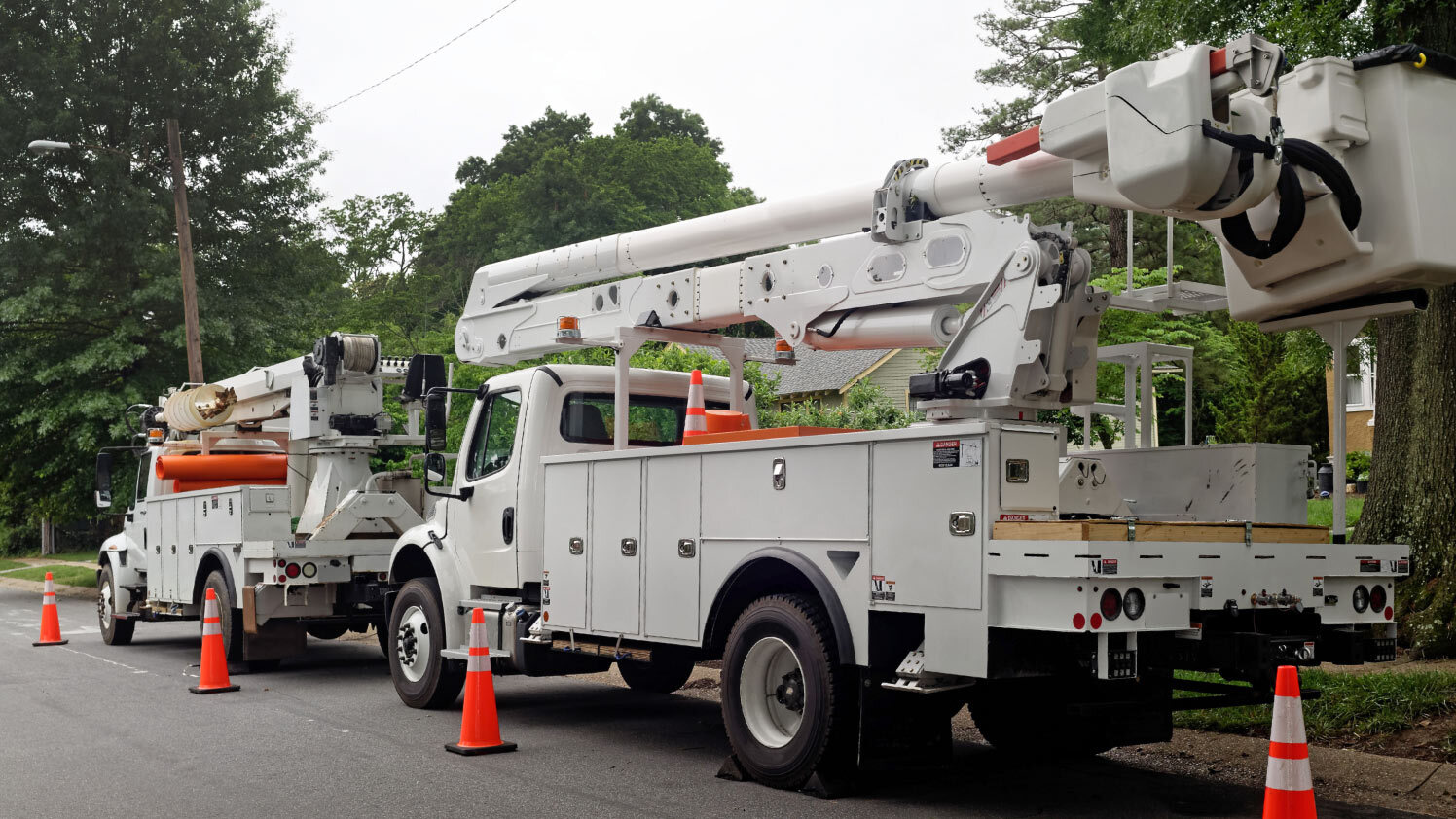 due camion dei servizi pubblici parcheggiati
