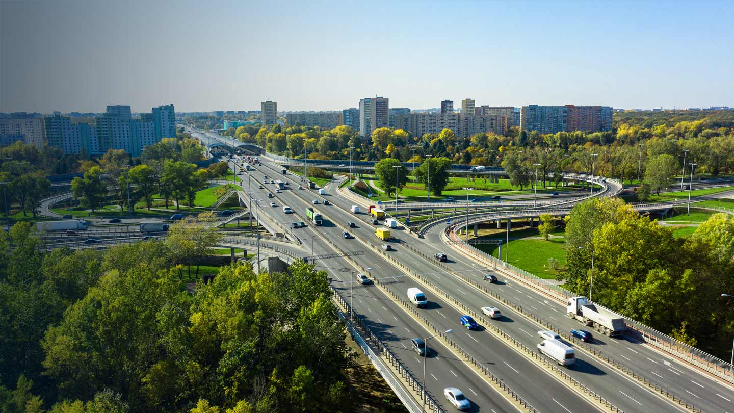 Vista aérea de una autopista con un horizonte de ciudad en el fondo