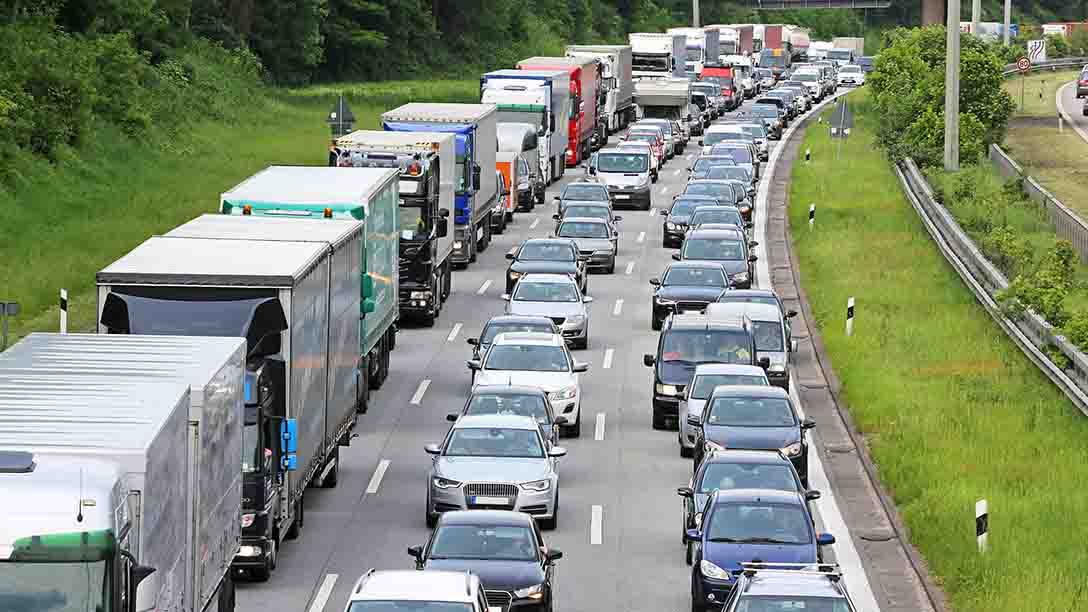 Auto's op een snelweg in de file 