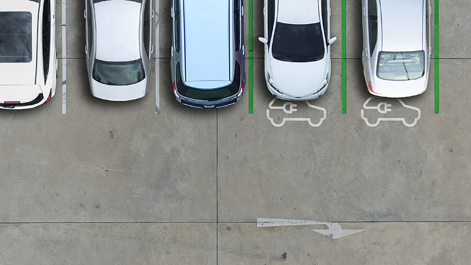 Een rij van elektrische autos die geparkeerd staan
