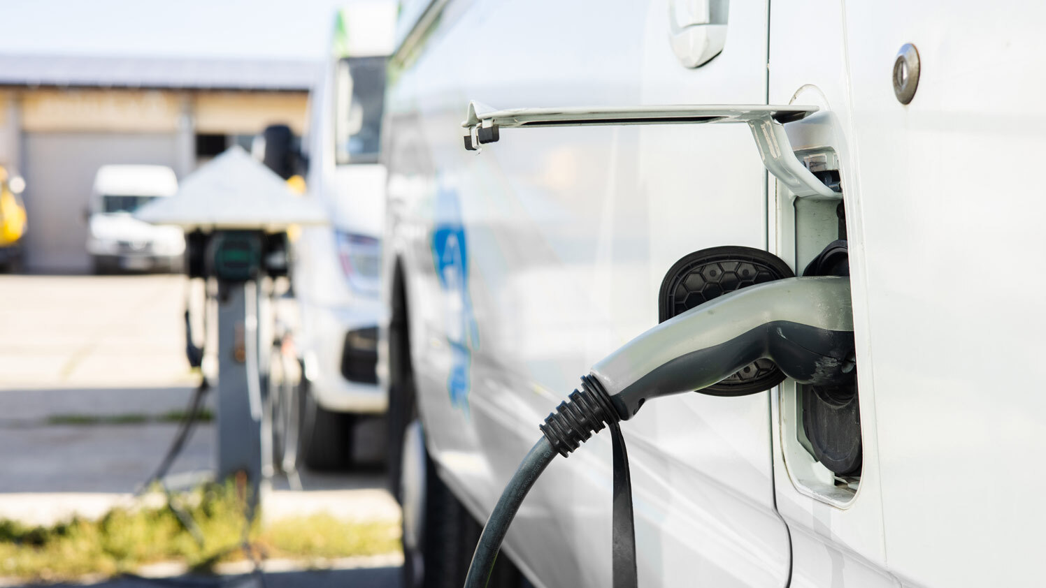 elektrische bestelwagen geparkeerd en opgeladen