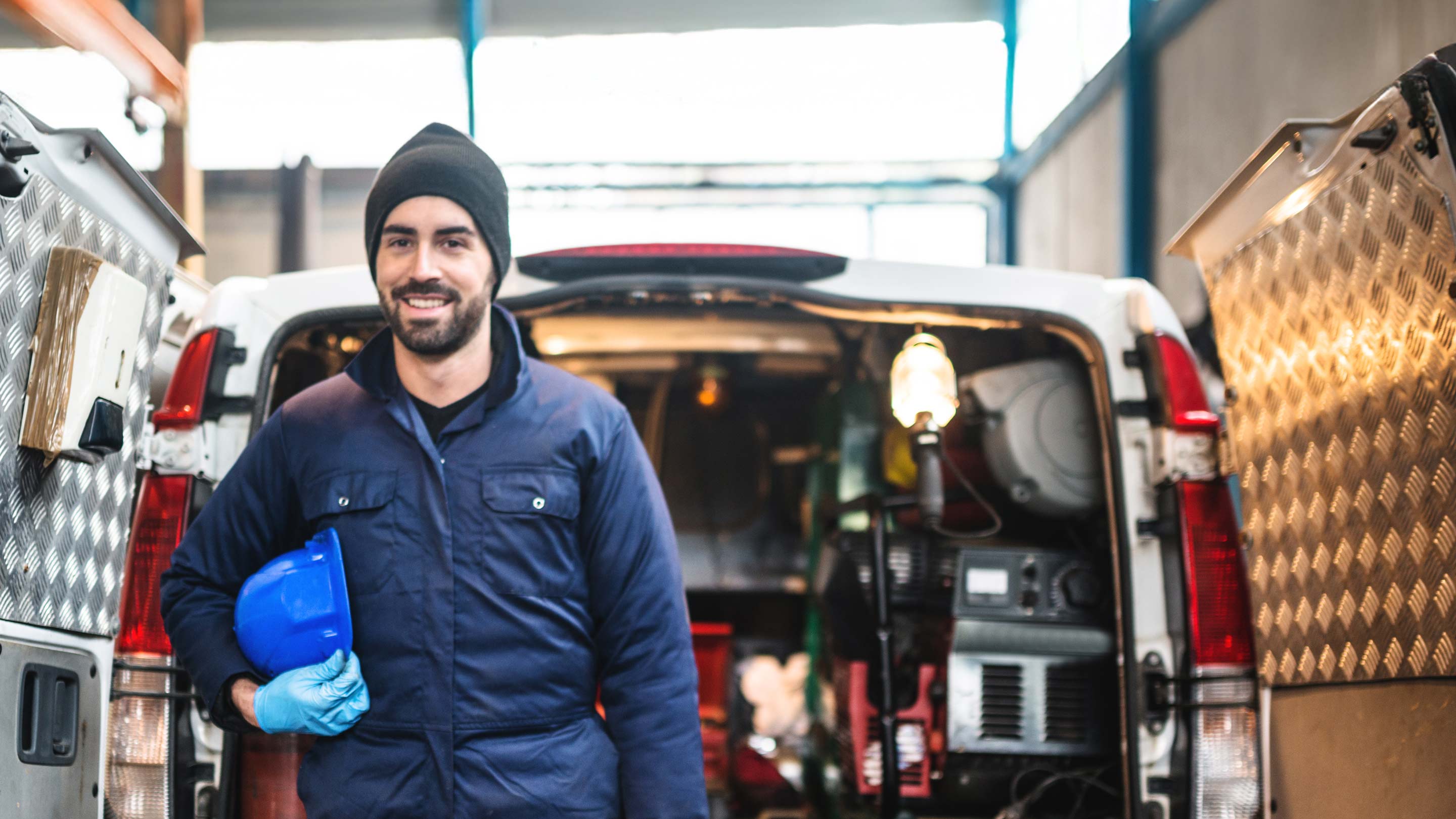 buitendienstmedewerker aan het werk Persoon die achter een buitendienstwagen staat