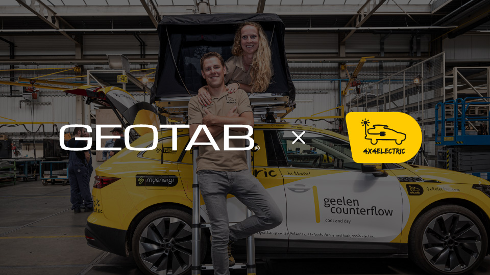 Geotab en 4x4electric logo met op de achtergrond de 4x4electric auto met oprichters erin