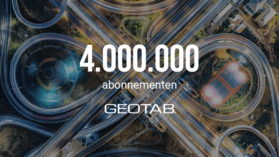 Geotab bereikt wereldwijd 4 miljoen abonnementen tekst op een gekleurde achtergrond met snelweg