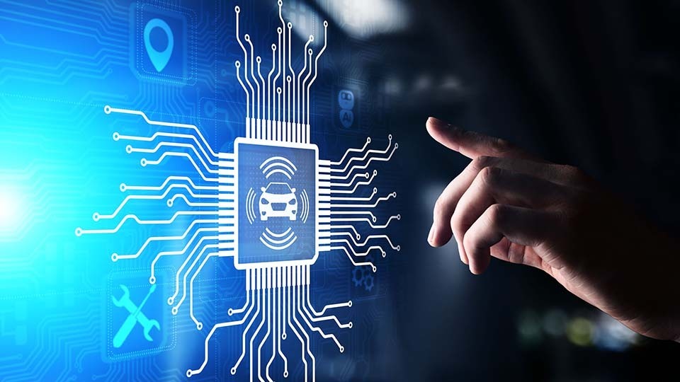 Chip z ikoną połączonego pojazdu i obwodami elektronicznymi symbolizujący telematykę OEM