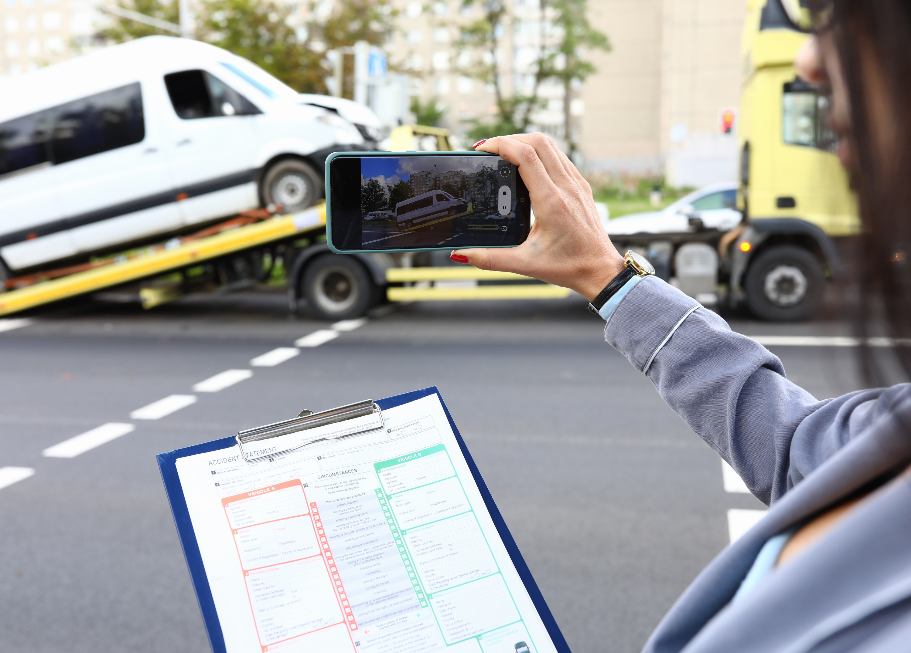 gestor de frotas analisando uma colisão usando papeis