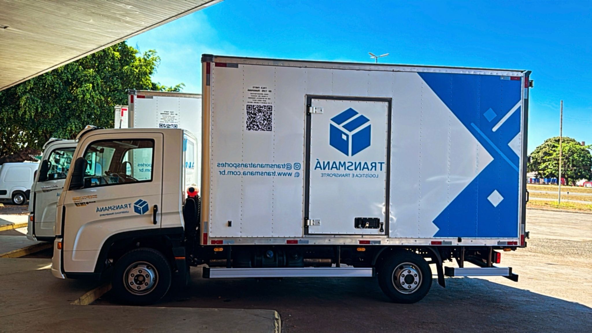 caminhão de transportadoras parado sendo carregado