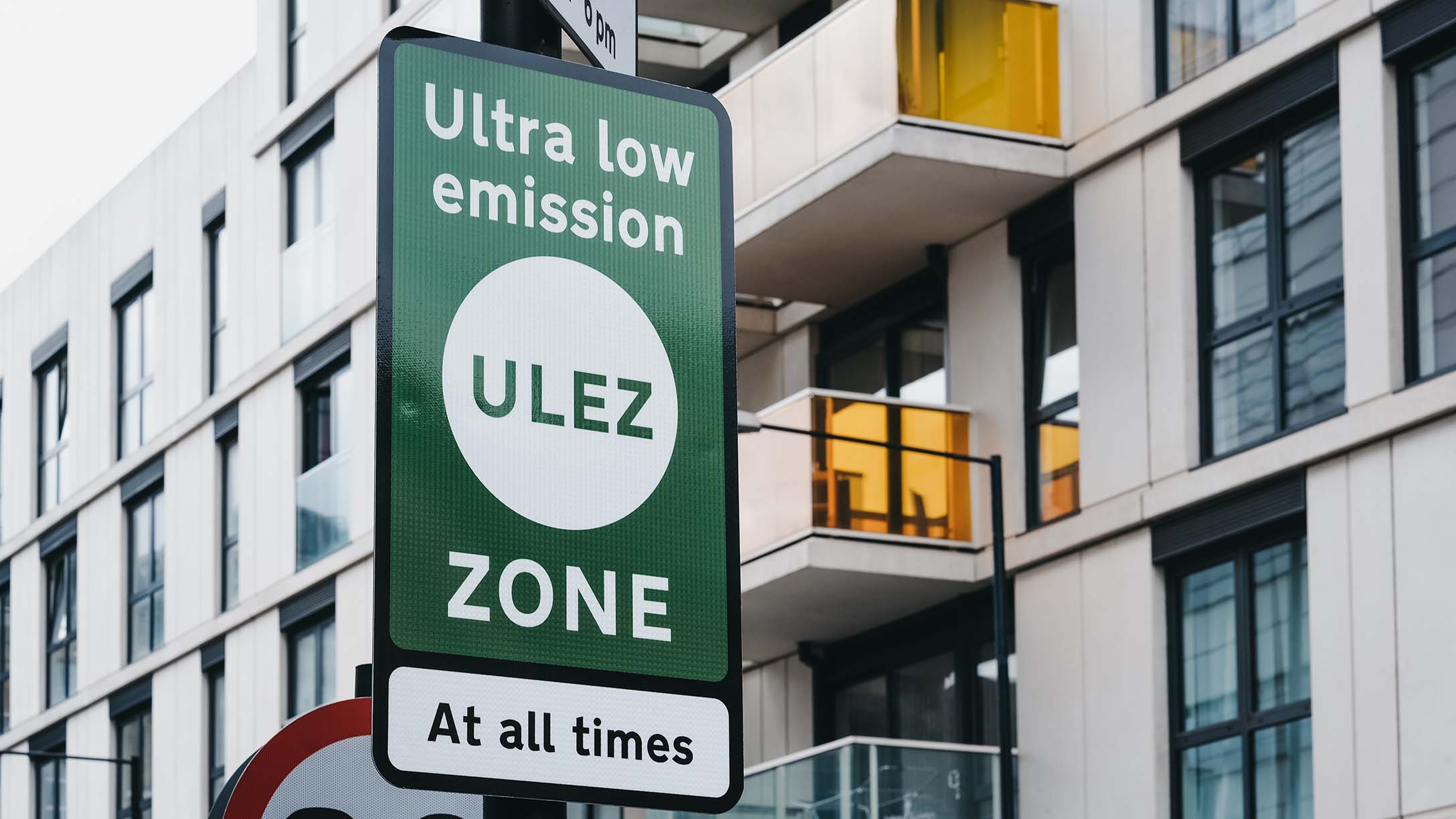 Sinalização na cidade de Londres sobre zona específica para veículos com emissões ultra baixa de poluentes.