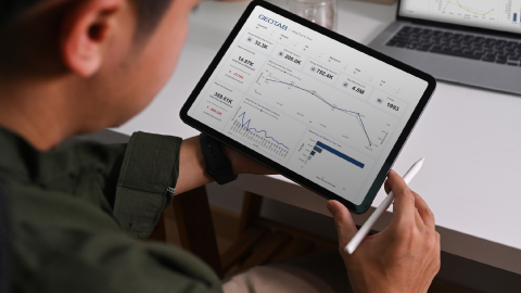 Imagem homem com tablet com dashboards