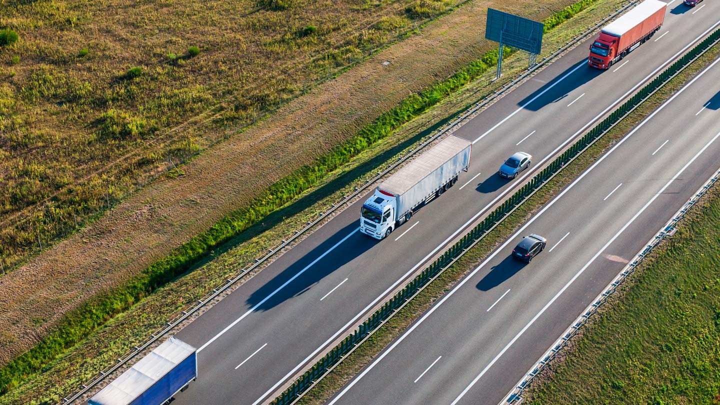 uma rodovia com varios carros passando