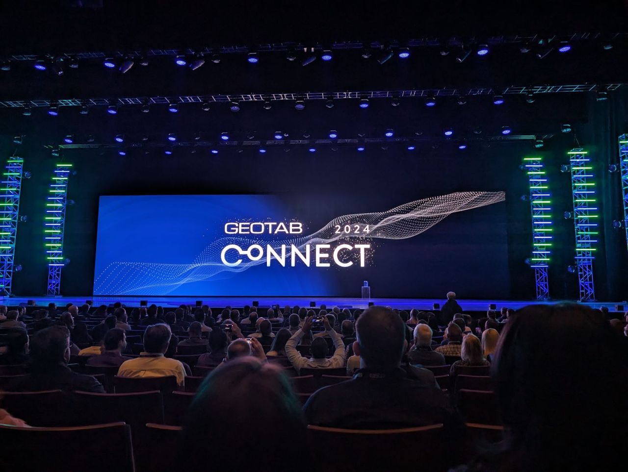 Palco do Connect mostrando o telão com a logo