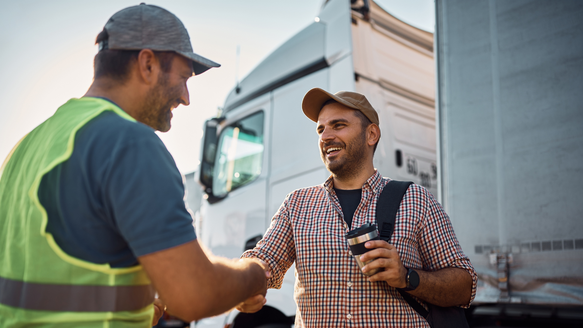 motorista de frota junto ao gestor de frotas após feedback do motorista sobre o uso de coaching na cabine pela videotelemática