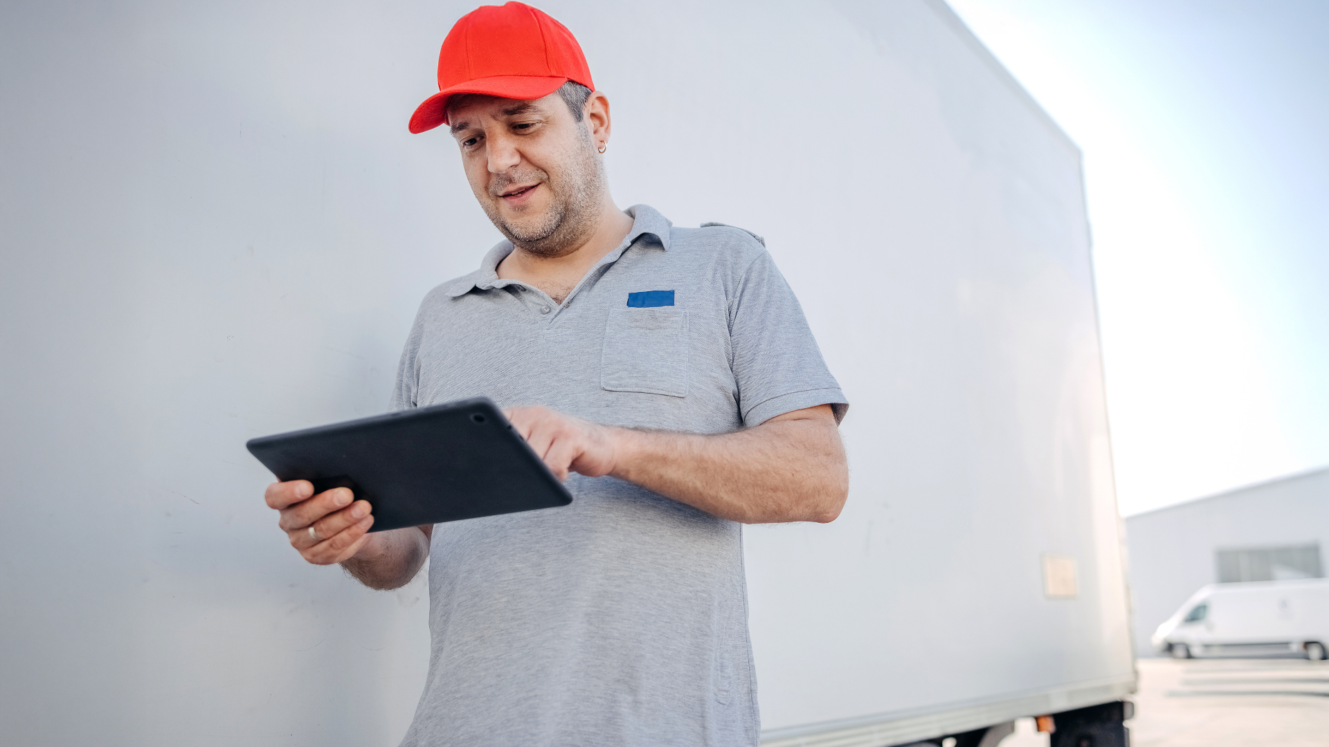 motorista conferindo se o sistema ADAS 360 da videtelemetria esta ok para sair