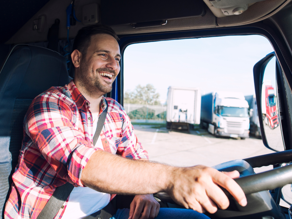 motorista de caminhão recebendo coaching pela videotelematica