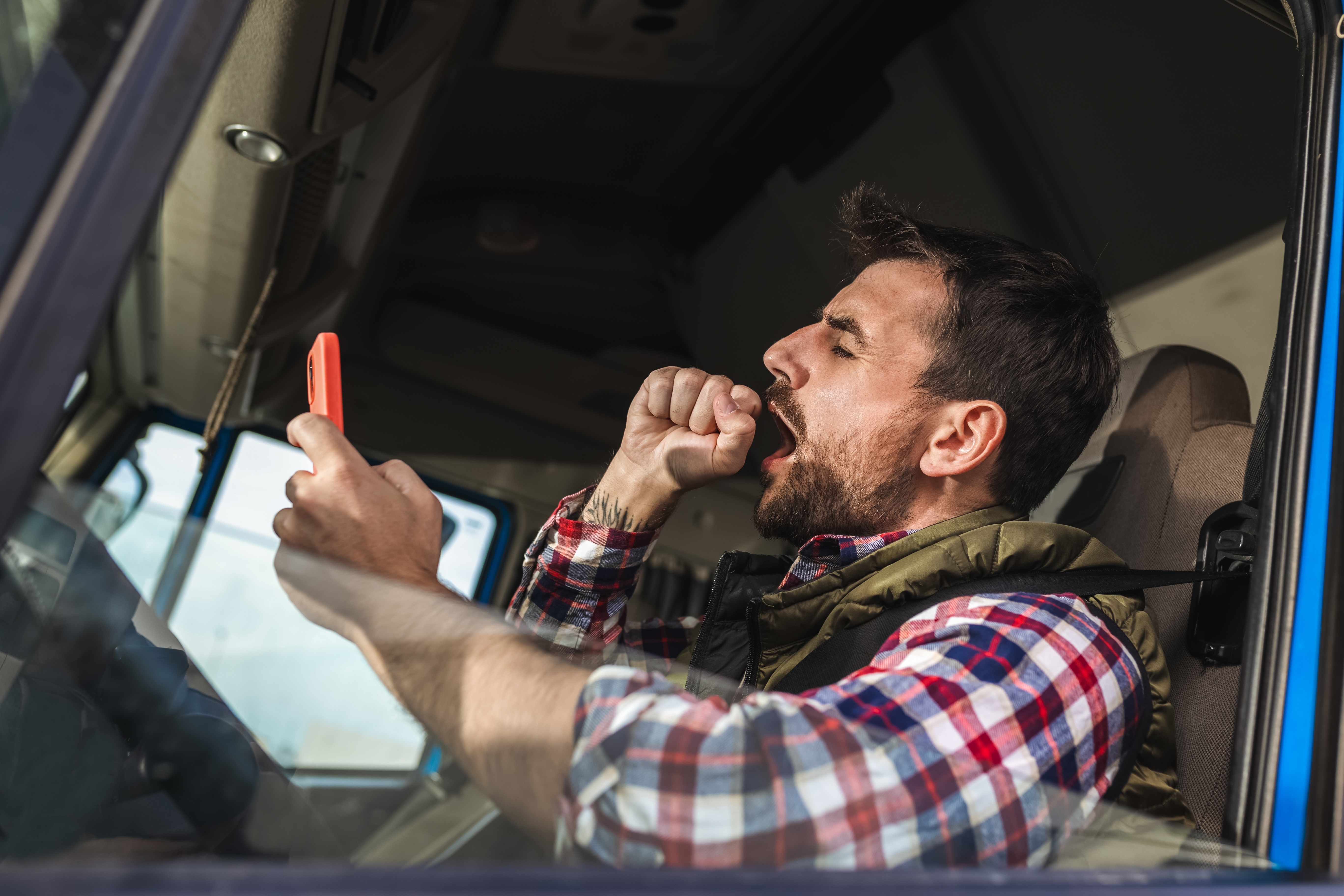 motorista fadigado com usando o celular sem uso de videotelemetria para deteção aumentando o risco de colisões
