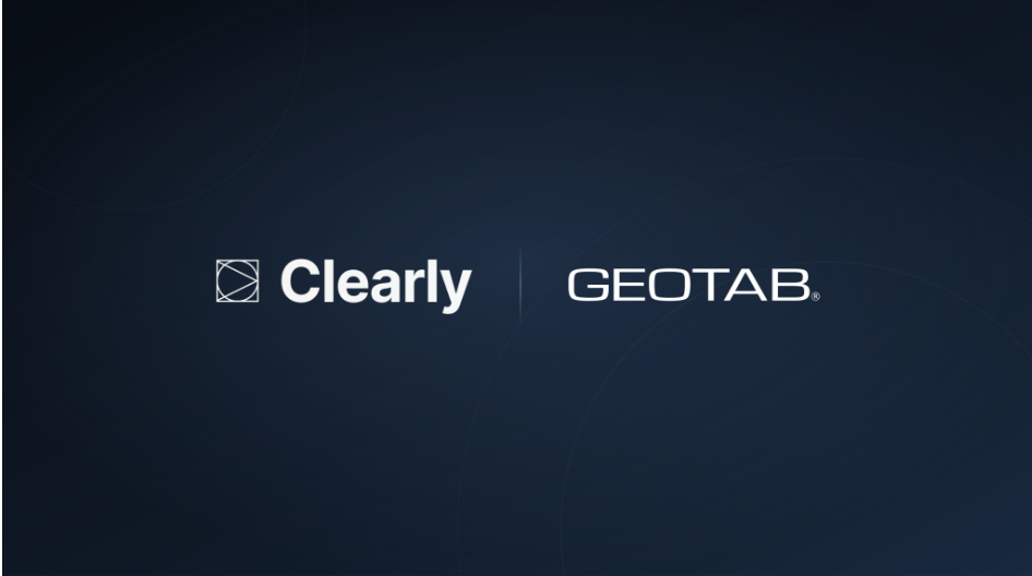 Logos de Clearly y Geotab en blanco sobre un fondo azul oscuro con líneas curvas sutiles.