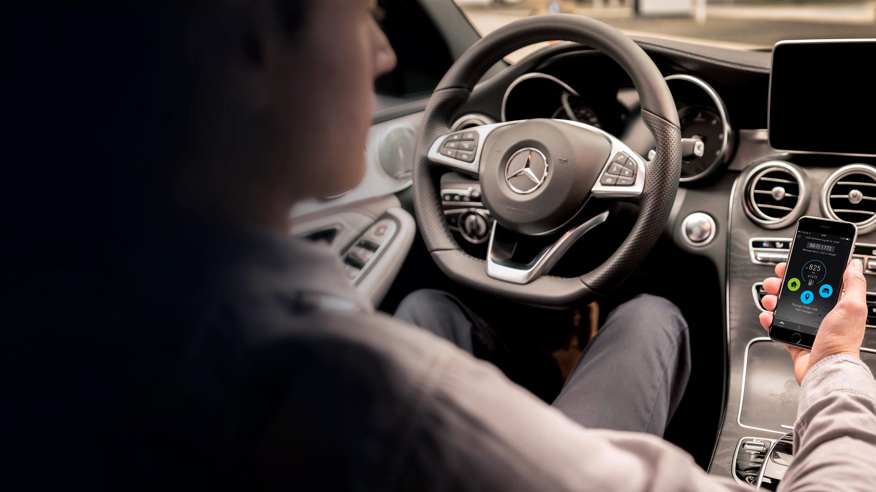 foto del interior de un coche mercedes benz