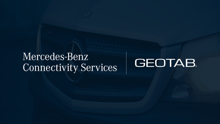 Logo Geotab e Mercedes-Benz Connectivity Services su sfondo blu scuro