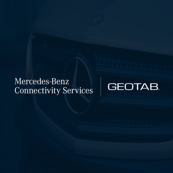 Logo Geotab e Mercedes-Benz Connectivity Services su sfondo blu scuro