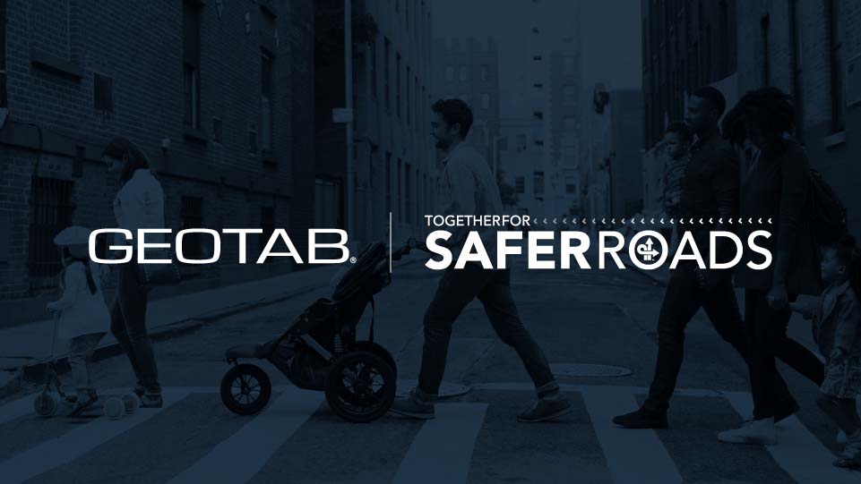 Geotab and Together for Safer Roads Logo auf blauem Hintergrund.