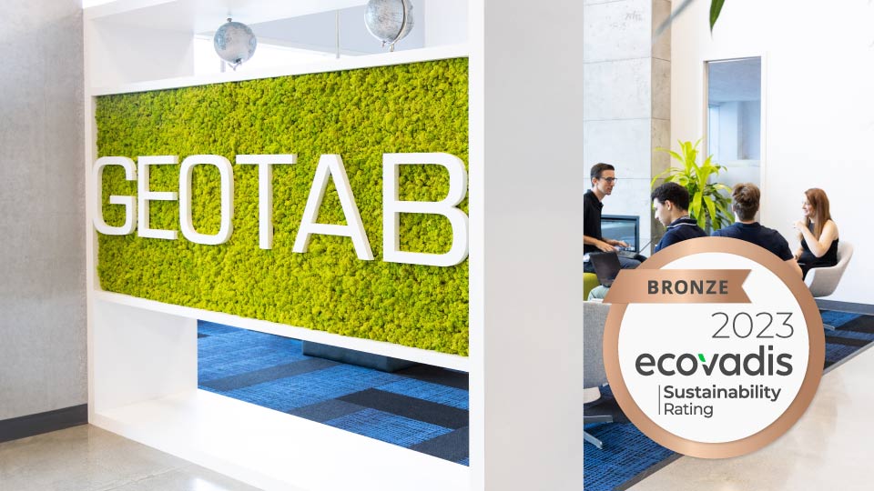 Una sala dell'ufficio canadese di Geotab con il logo su una parete verde e la medaglia Ecovadis