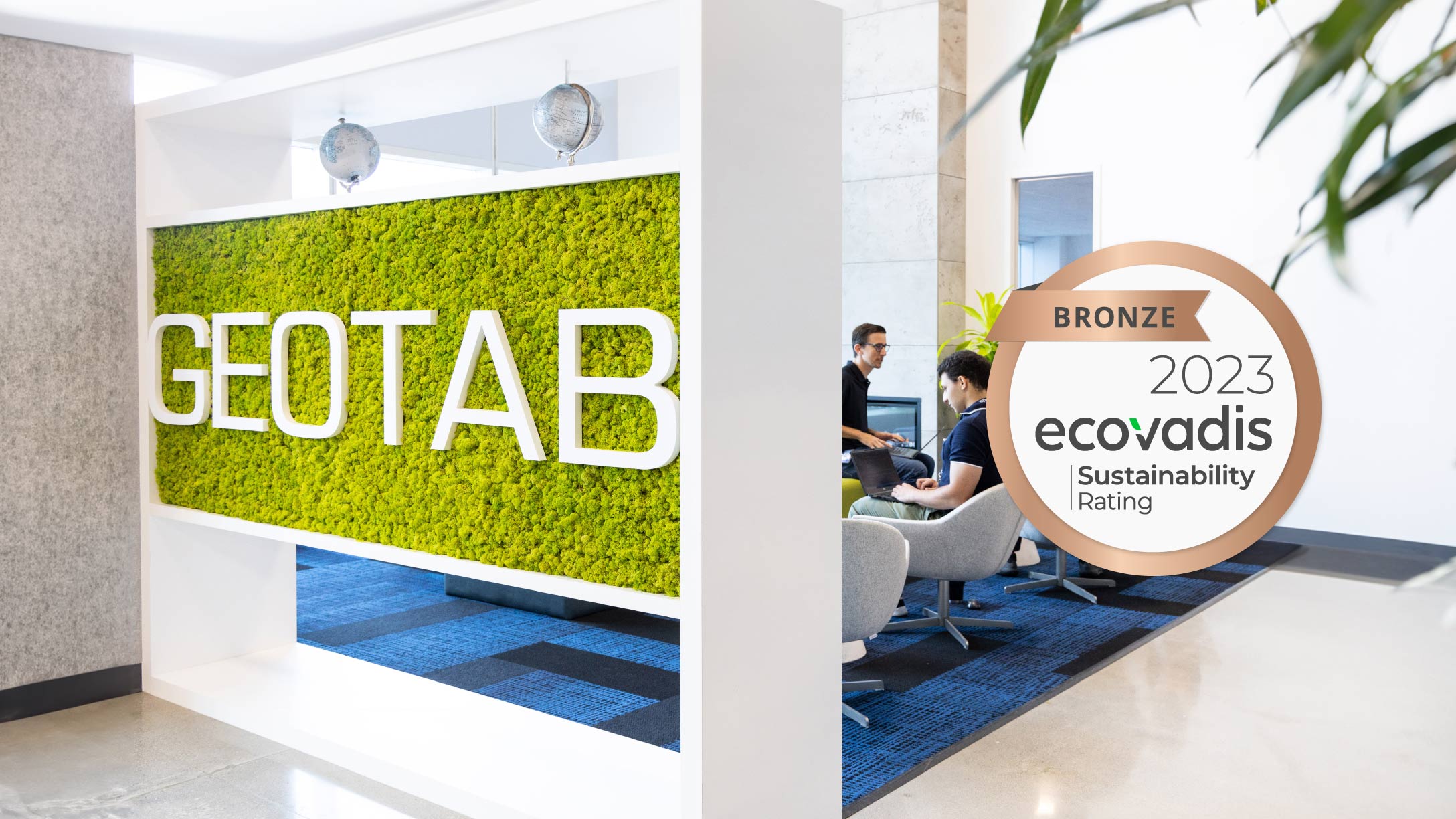 Una sala dell'ufficio canadese di Geotab con il logo su una parete verde e la medaglia Ecovadis