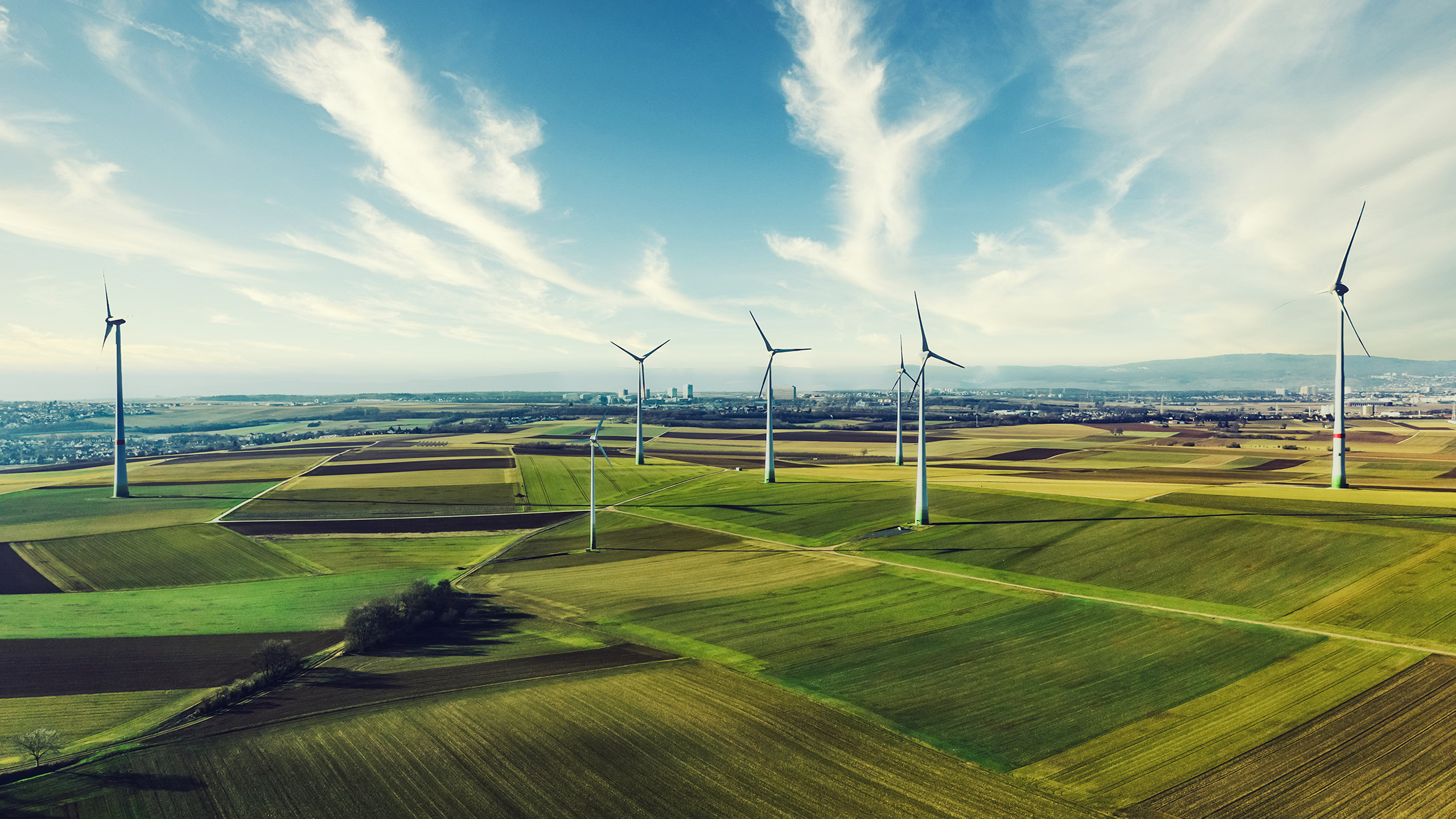 Des éoliennes sur des plaines