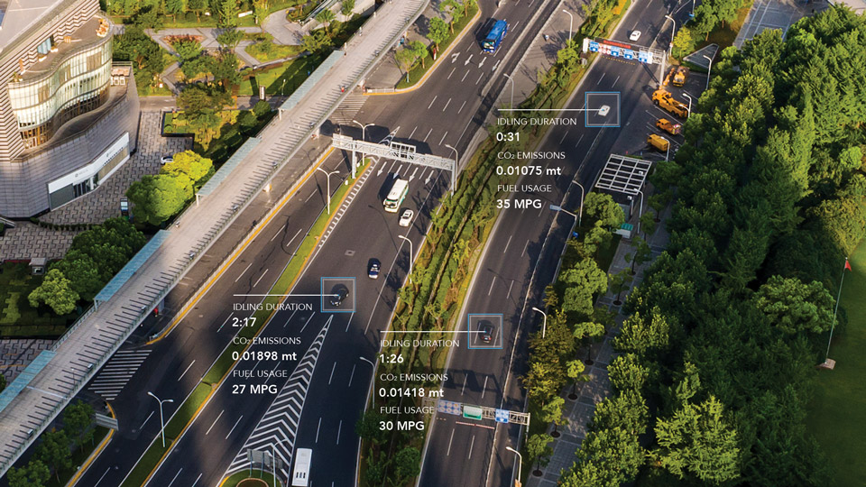 Birds eye view of vehicles on a freeway with subsequent data points highlighted throughout speaking to the vehicles fuel usage, CO2 emissions and idling duration. 