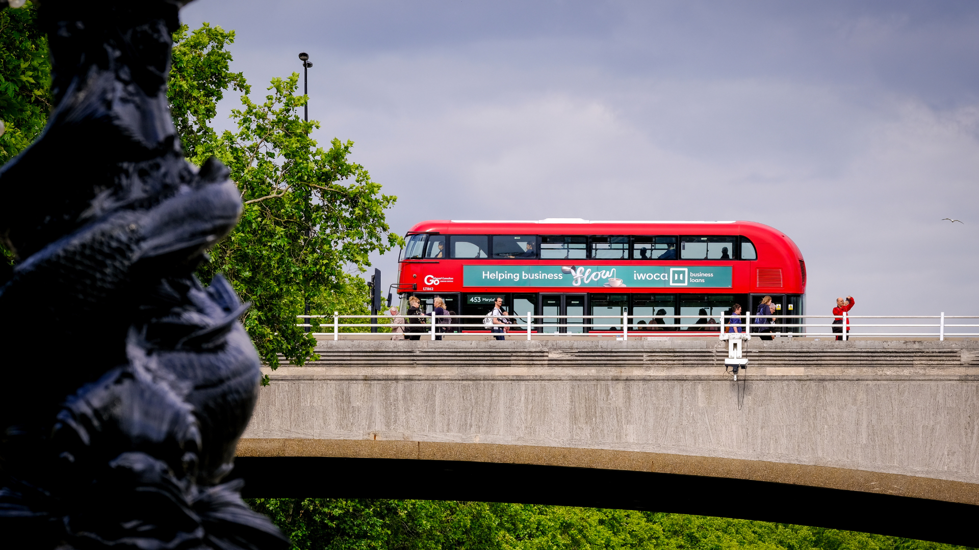 L'autobus Go-Ahead è sul ponte.