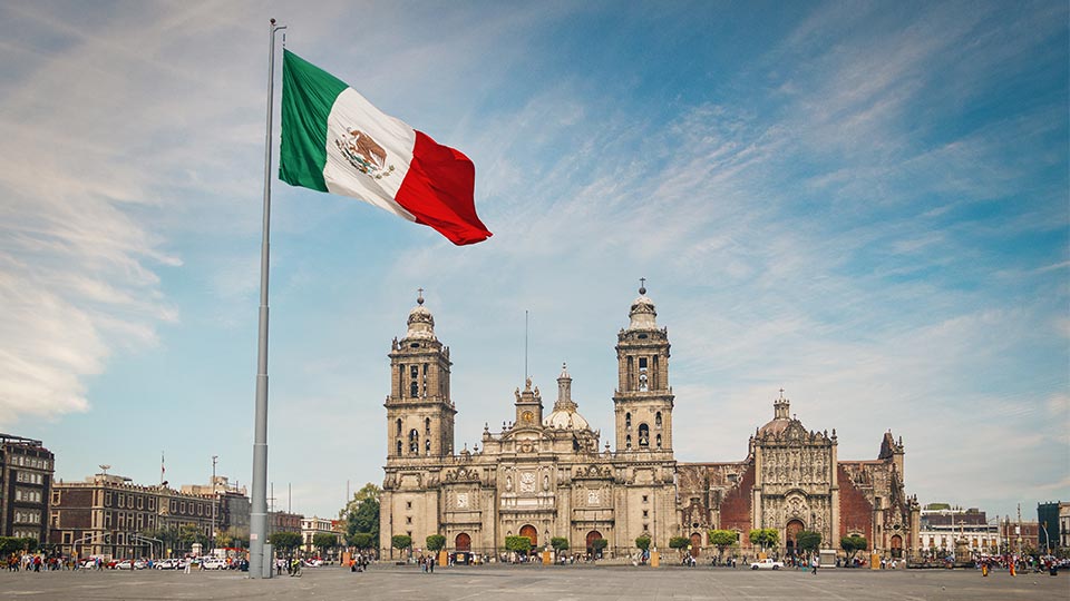 Bandera de México en frente de edificio