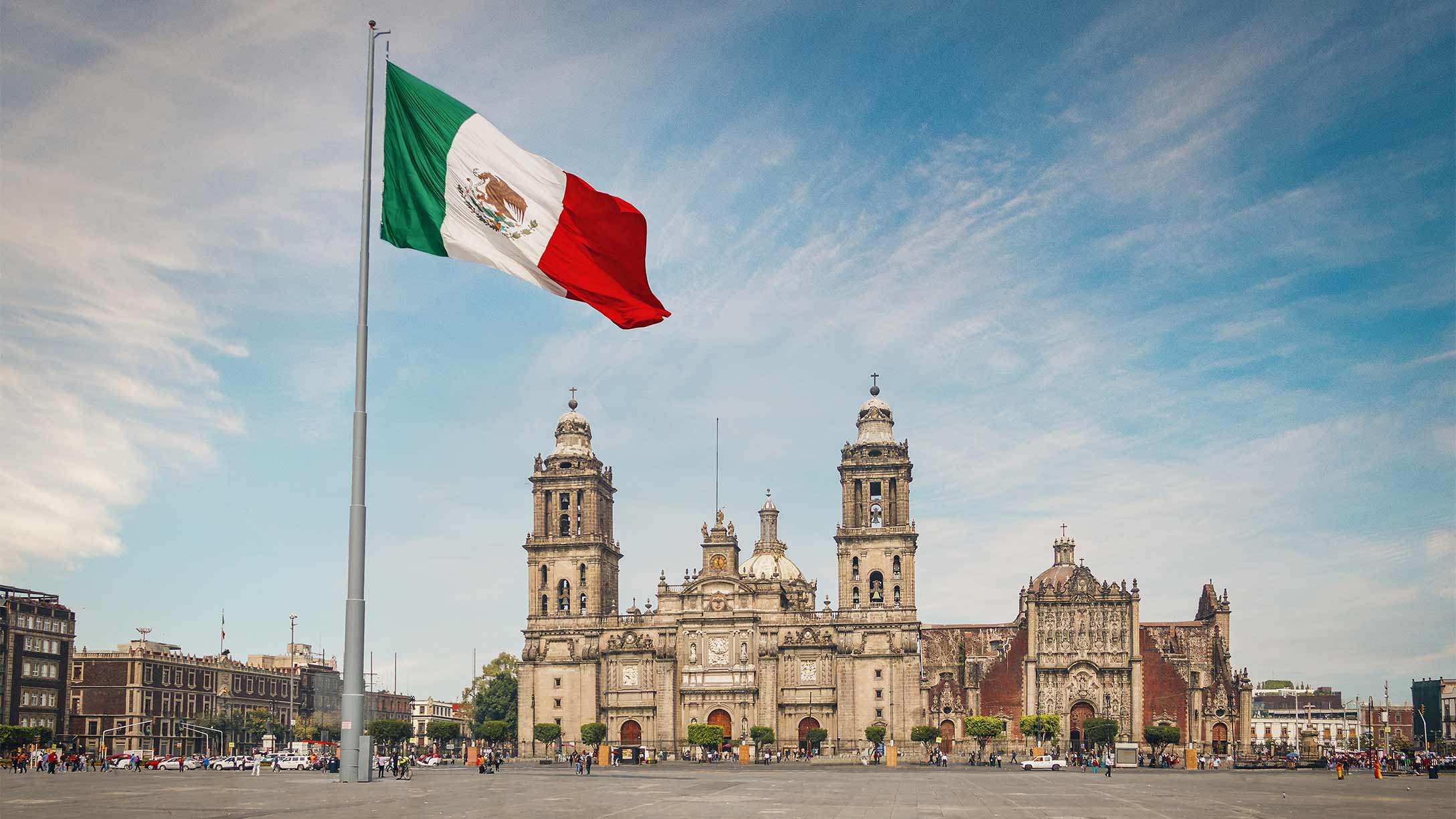 Bandera de México en frente de edificio