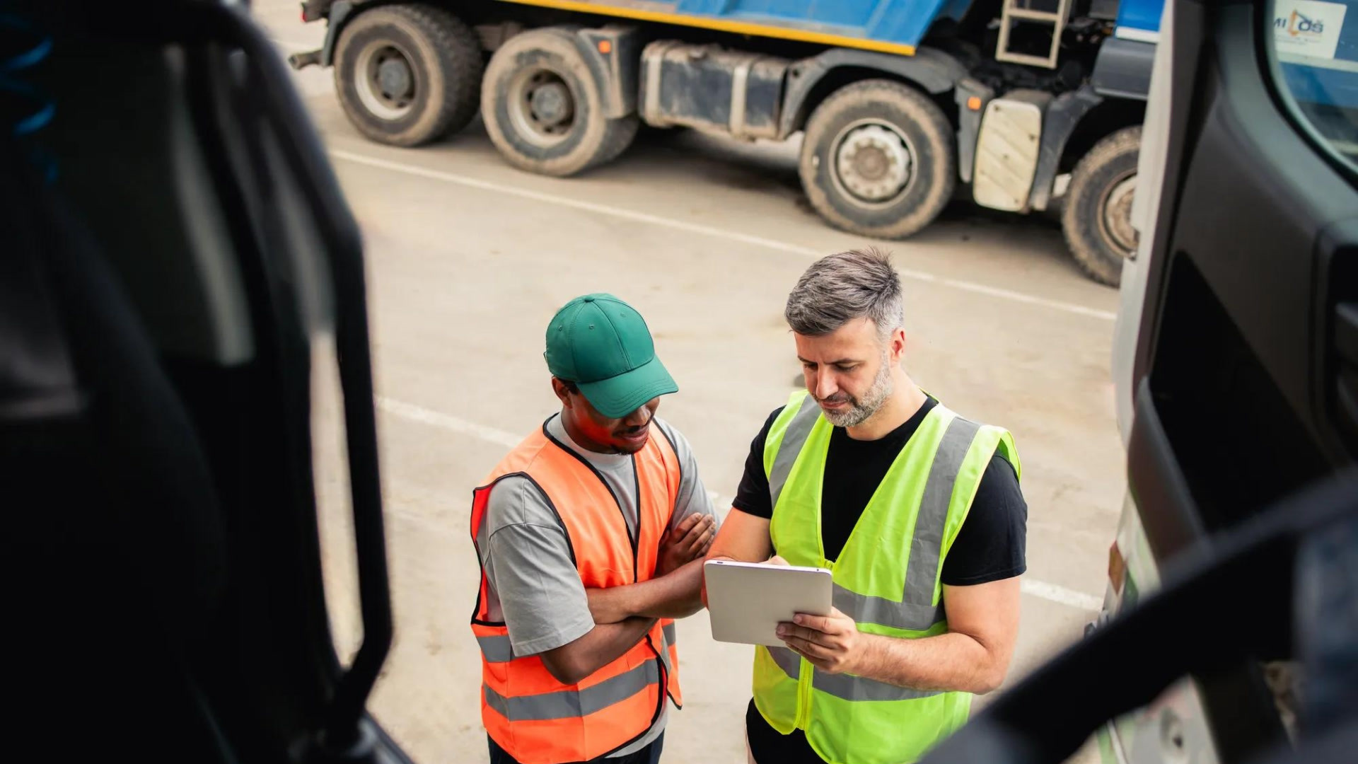 2 Lkw-Fahrer unterhalten sich