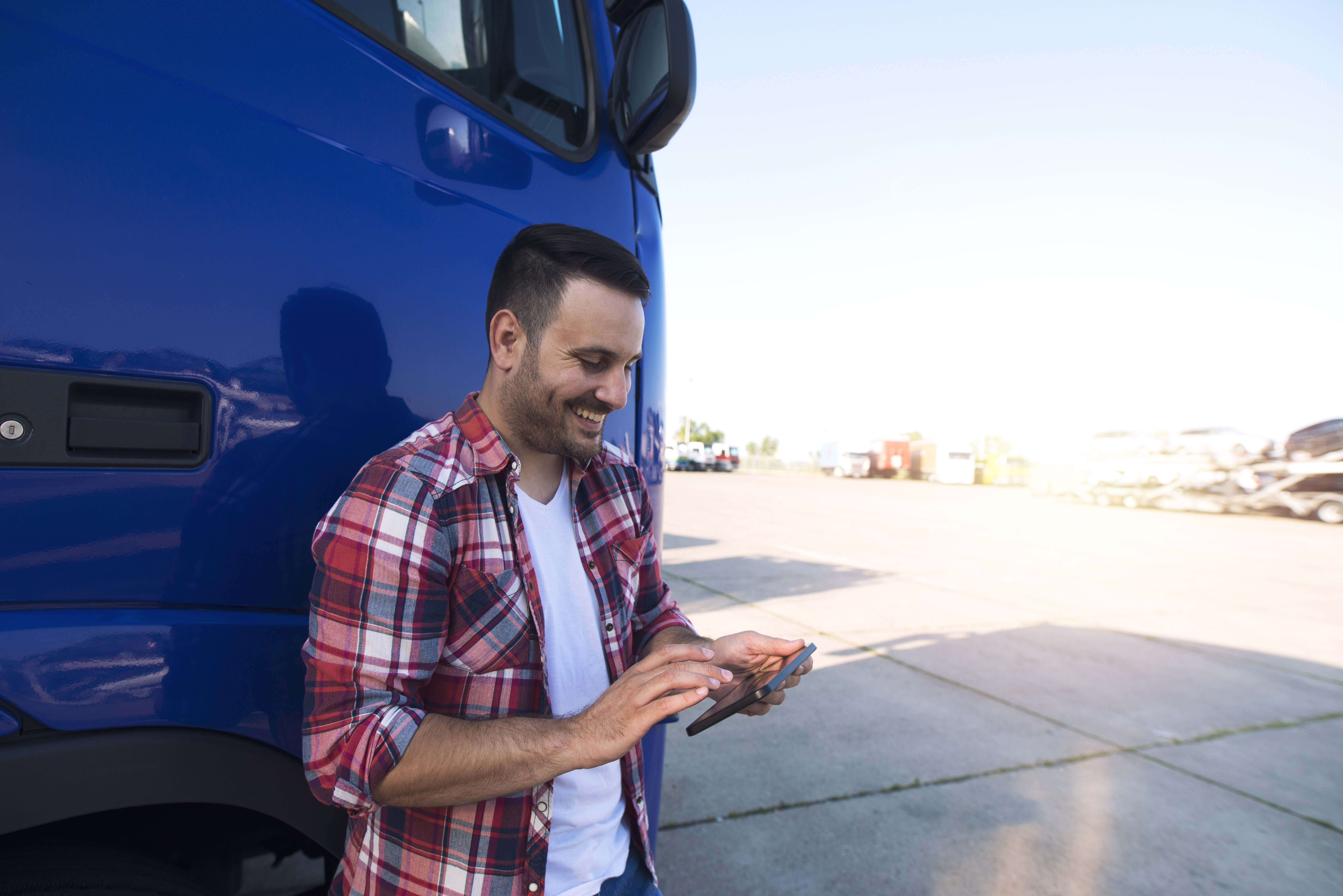 Un camionero analizando su ruta de transporte. 