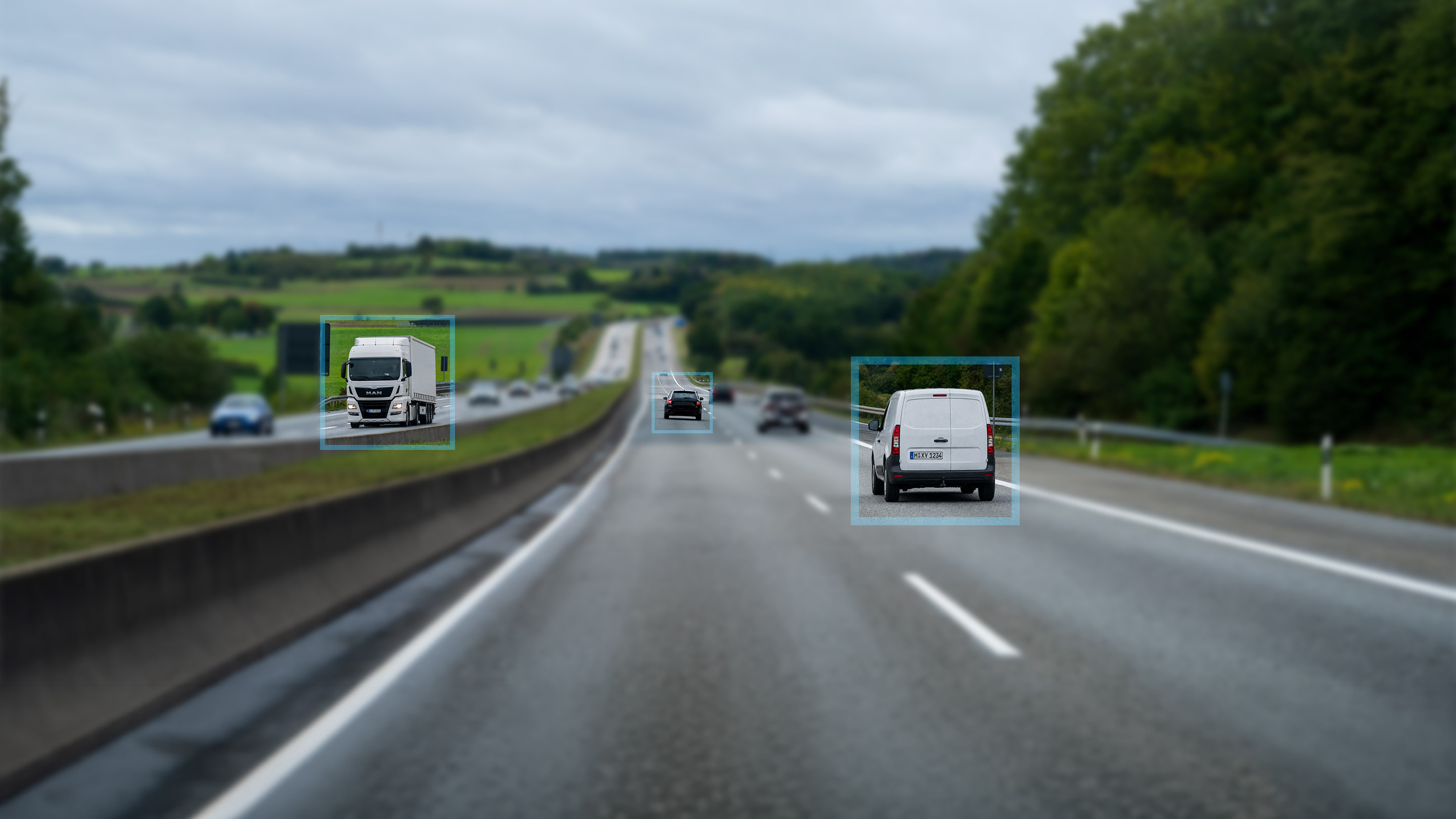 Nutzfahrzeuge auf einer Straße in Deutschland, jeweils mit einem Telematik-Erkennungsrahmen markiert.