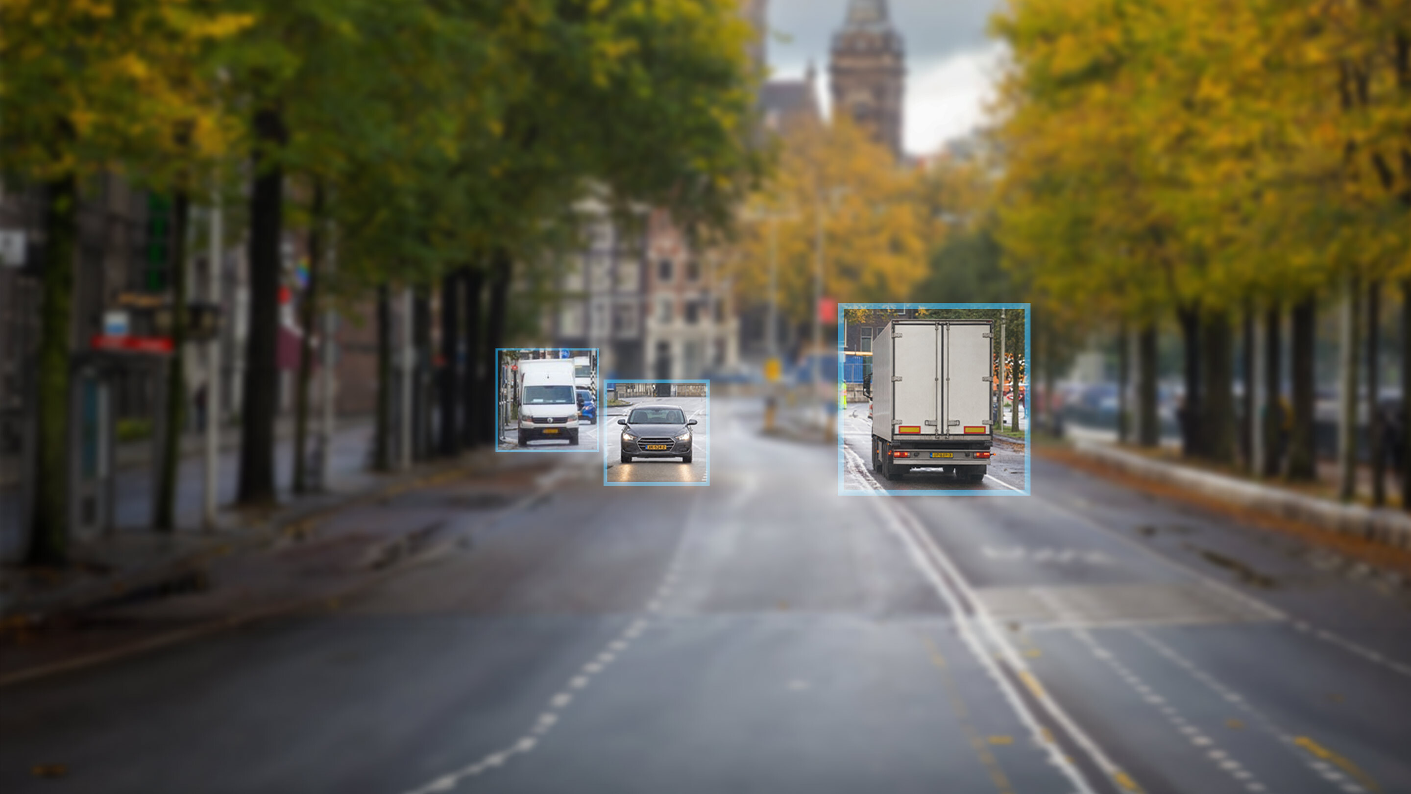 Bedrijfsvoertuigen op een straat in Nederland, elk gemarkeerd met een telematica-detectiekader.
