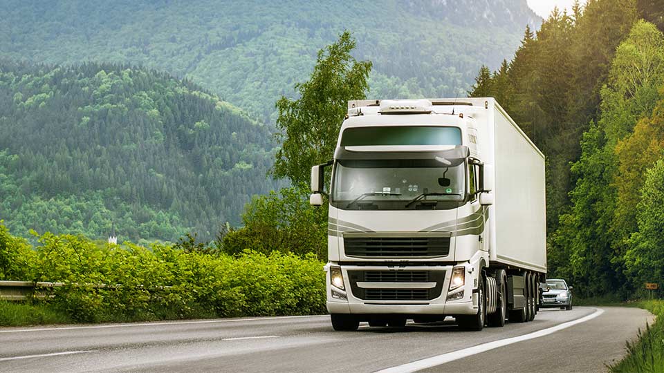 poids lourds roulant sur route de montagne