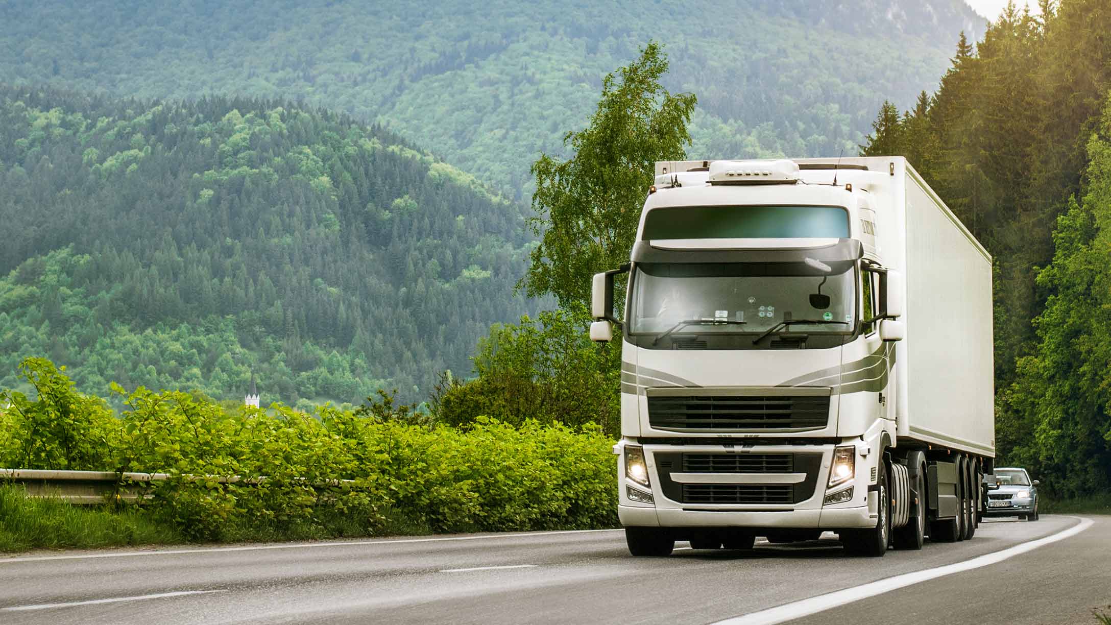 poids lourds roulant sur route de montagne