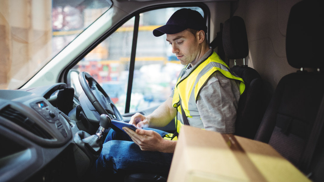 delvery driver using tablet