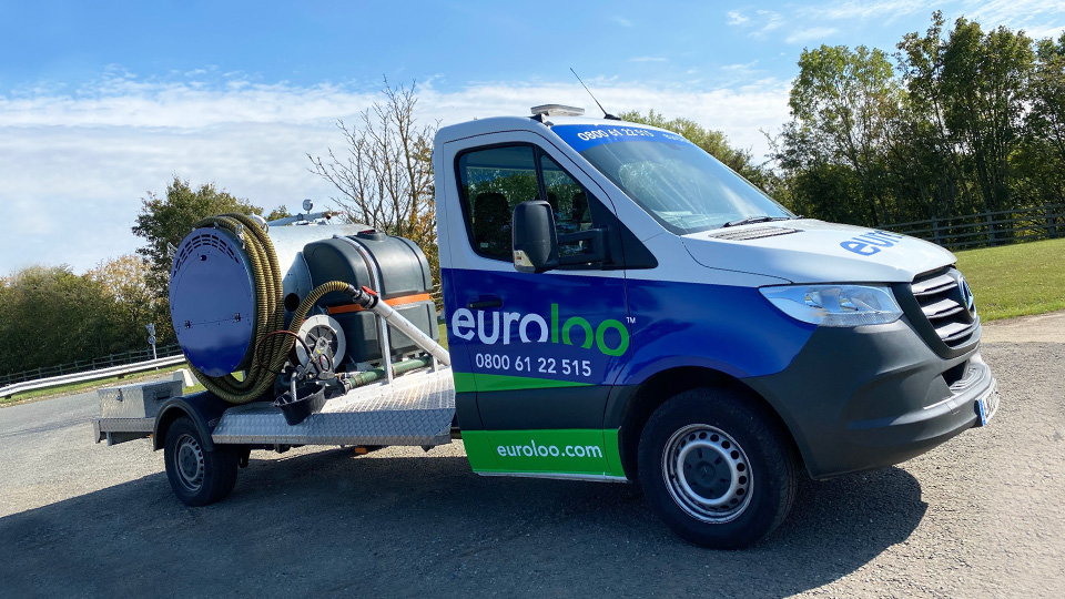 Een vrachtwagen met Euroloo-branding