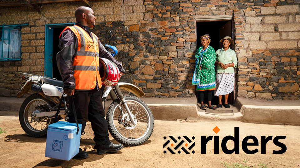 Mann mit orangener Weste und Motorrad in Afrika
