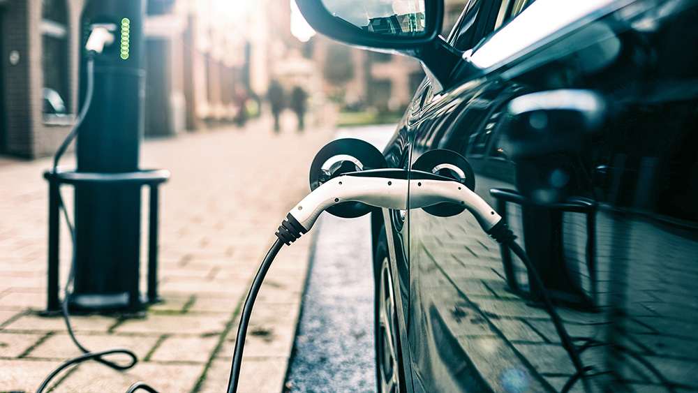 Coche eléctrico en carga