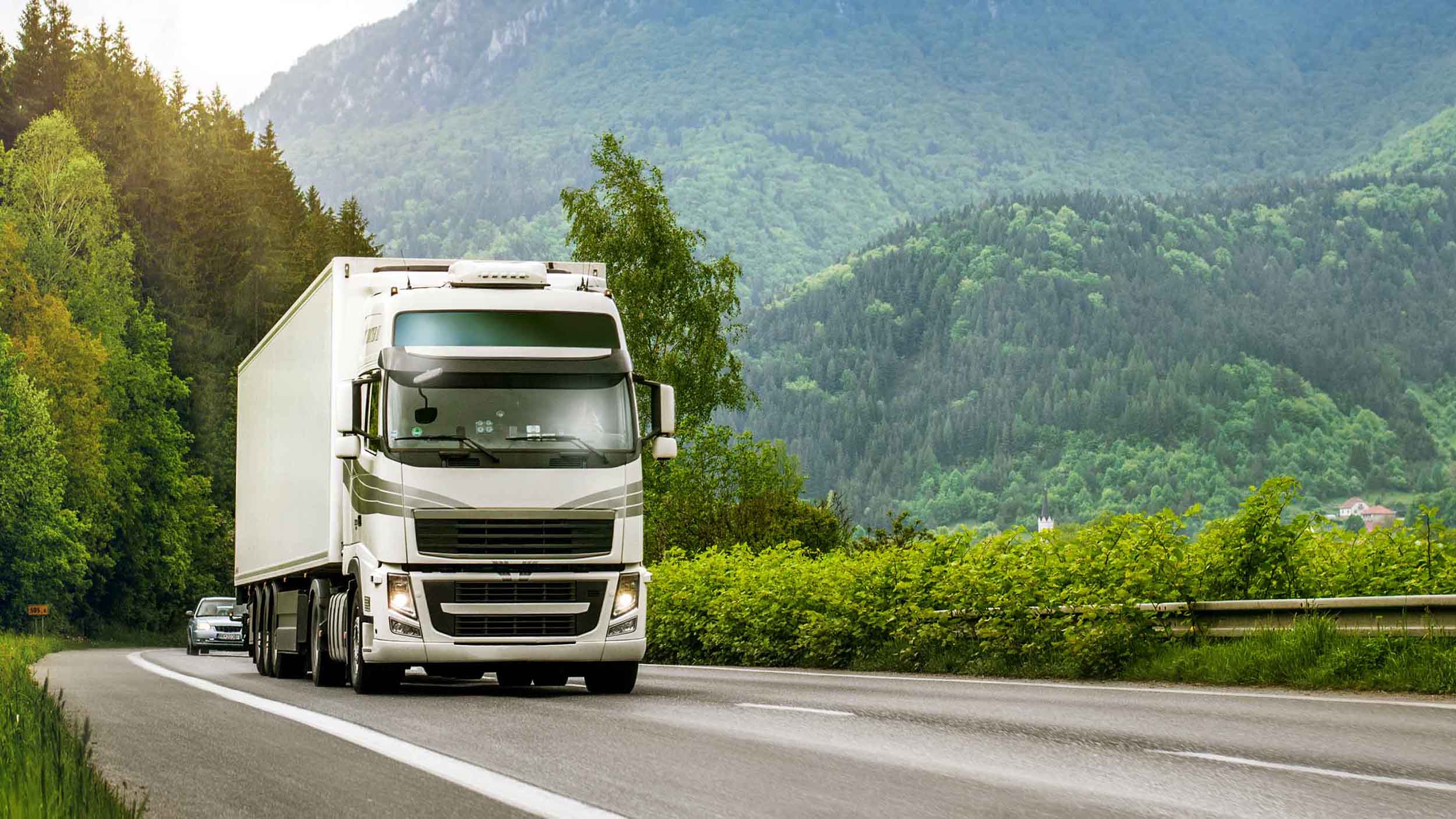 Camion che percorre un'autostrada vuota